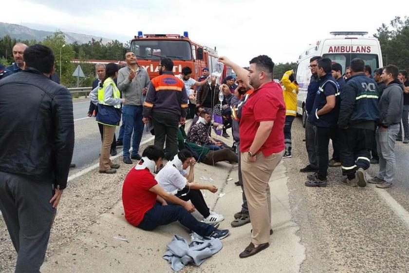 İşçileri taşıyan midibüs devrildi: 11 yaralı