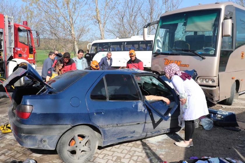 Bolu’da işçileri taşıyan midibüs otomobille çarpıştı: 12 yaralı