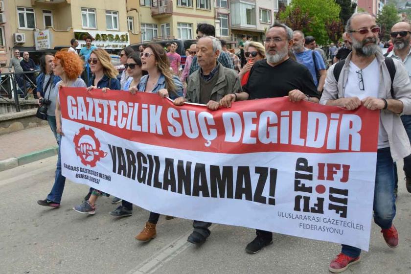 Saray’da açılış, hapiste gazeteci var