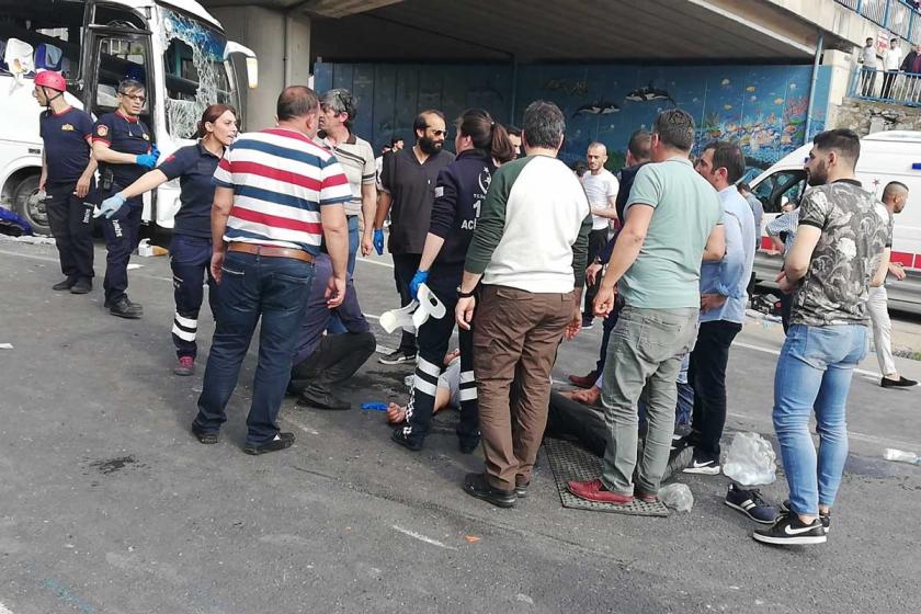 Gebze’de işçi servisi ile araç çarpıştı: 1 işçi öldü, 15 işçi yaralı