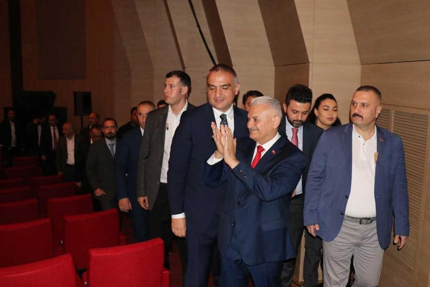 Binali Yıldırım'a gittiği operada 'Her şey çok güzel olacak' sürprizi