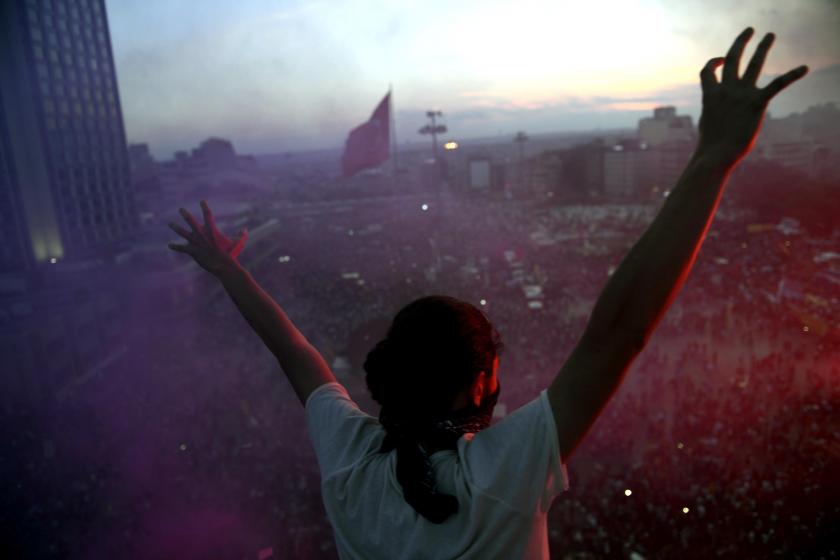 Taraftar grupları, Gezi Parkı'ndaki eyleme destek amacıyla Taksim Meydanı'na yürüdü - 8 Haziran 2013