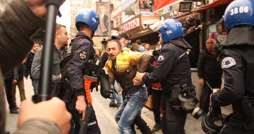 Ankara'da polis dükkan bastı, gazetecileri tartakladı