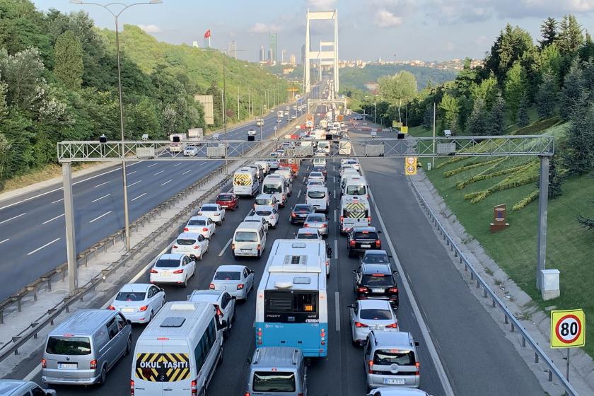 FSM'de 4 şerit kapatıldı, trafik oluştu