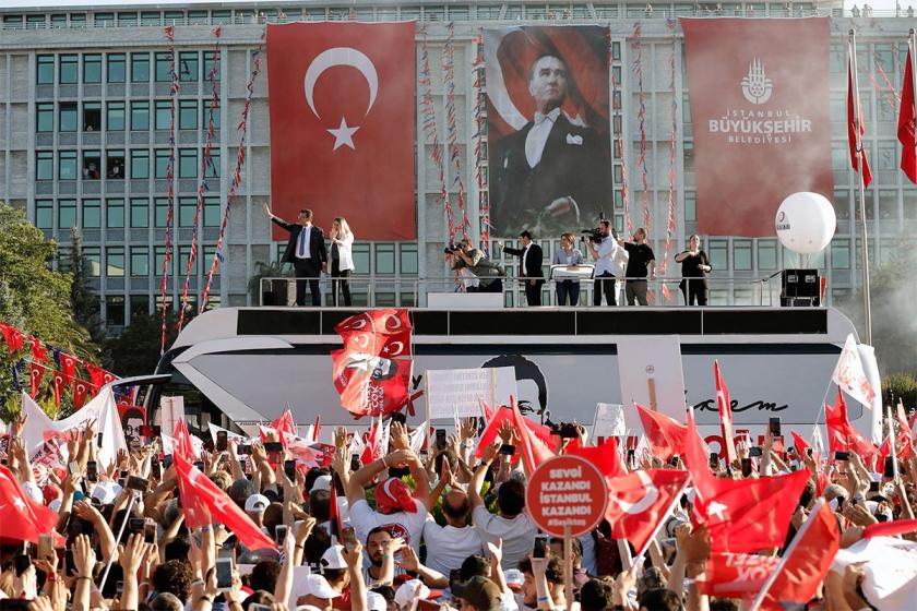 İstanbul Büyükşehir Belediyesi önü ikinci kez bir bayrama tanıklık etti