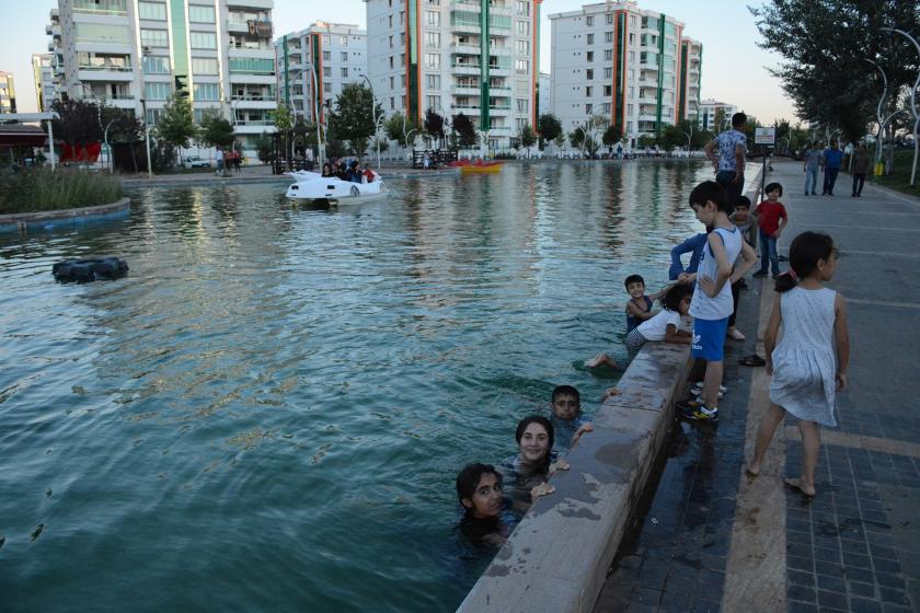 Diyarbakır sıcağında tatile gidemeyenler: Biz de isteriz şezlonga uzanmayı