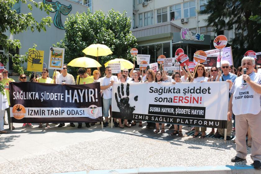 İzmir'de hekimlere yönelik şiddet protesto edildi