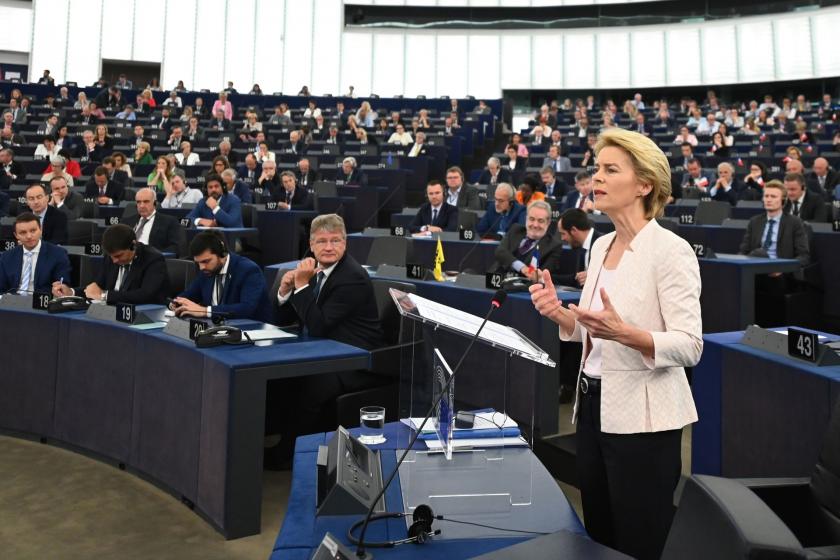 AB Komisyonunun yeni başkanı Ursula von der Leyen oldu