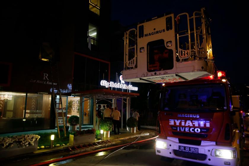 Ankara'da otel yangını: 2'si çocuk 10 kişi dumandan etkilendi