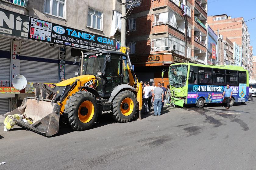 Diyarbakır'da halk otobüsü ile iş makinesi çarpıştı: 5 yaralı