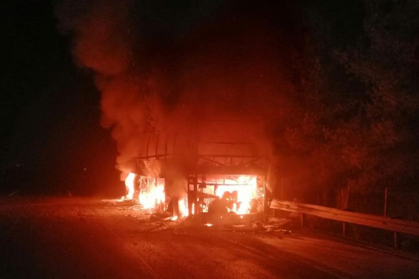 Mersin'de seyir halindeki yolcu otobüsü yandı