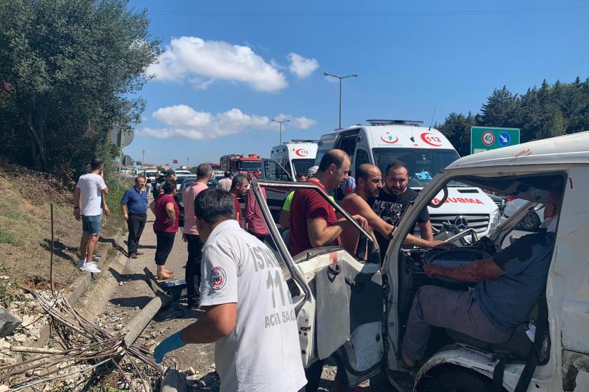 TEM otoyolu Ümraniye mevkiinde meydana gelen trafik kazasında 2 kişi yaralandı