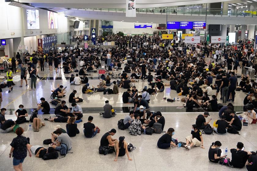 Hong Kong’da uçuşlar başladı