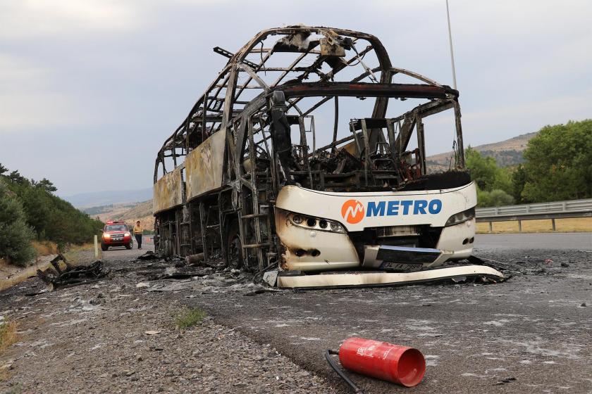 Anadolu Otoyolu’nda seyir halindeki Metro Turizme ait yolcu otobüsü yandı