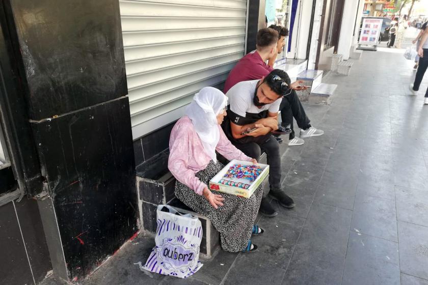 Diyarbakır'da sakız satarak geçinmeye çalışan Fatma Nine yoğun bakımda