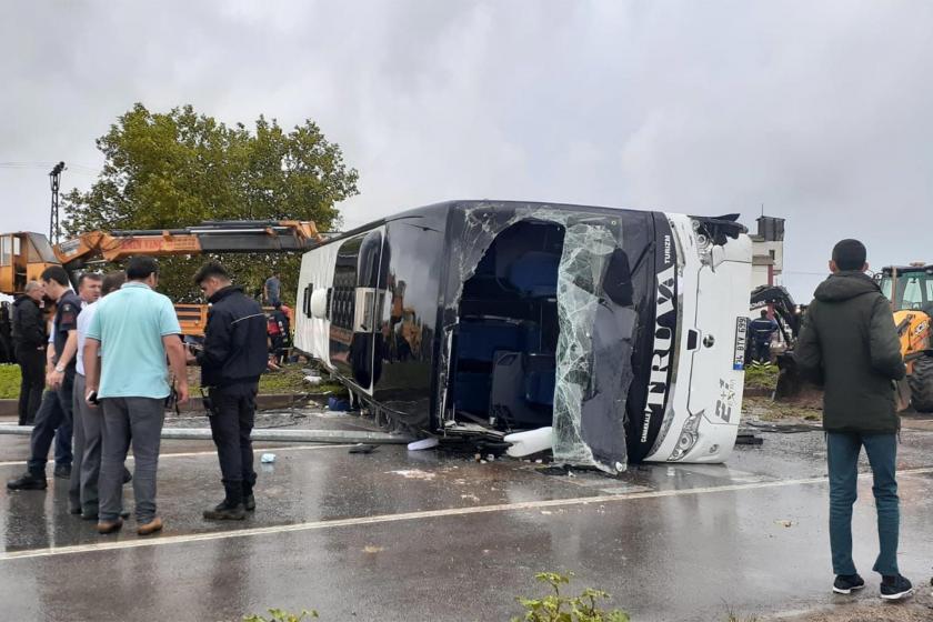 Çanakkale’de yolcu otobüsü devrildi: 1 ölü, 28 yaralı