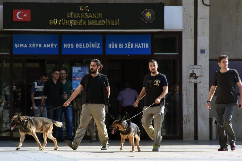 Appointing of trustees in Diyarbakır, Mardin and Van municipalities protested in many provinces