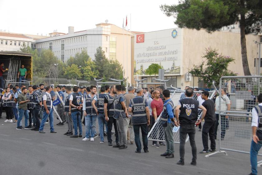 Edebiyatçılardan kayyum tepkisi: Kayyuma kıyıma son