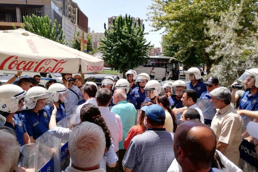 Mardin'de kayyum protestosu: Vekiller önce çembere alındı sonra iteklendi