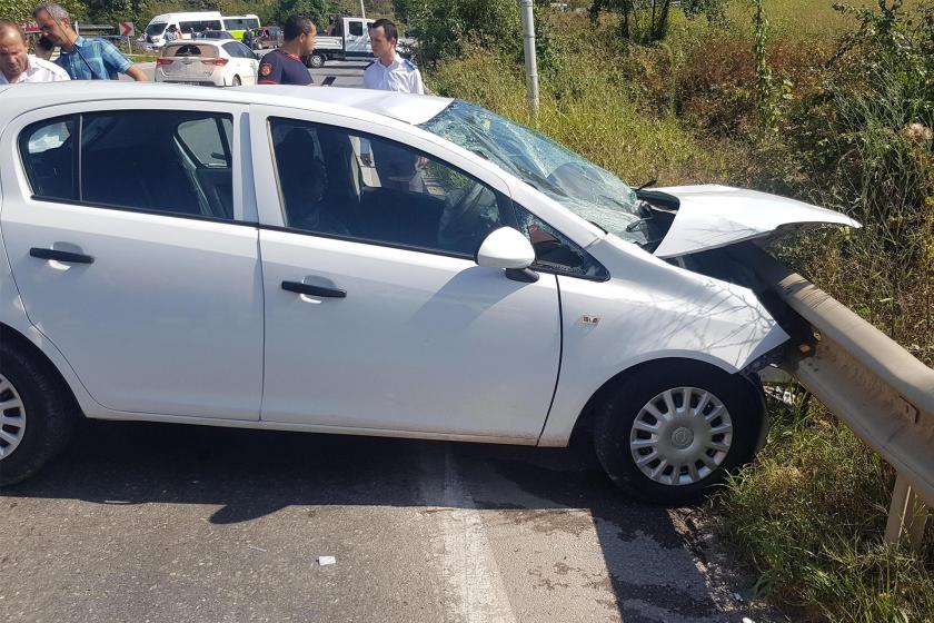 Kocaeli’de halk otobüsü, otomobile çarptı: 1 ölü, 3 yaralı