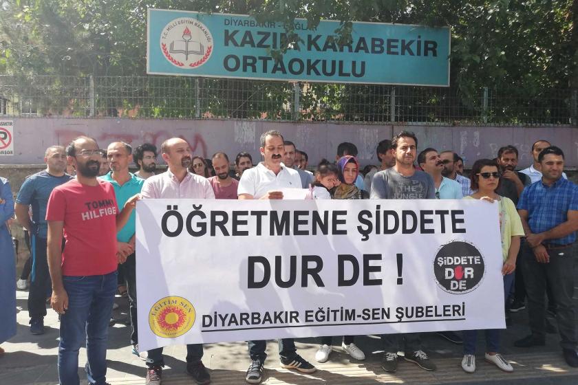 Diyarbakır’da bir öğretmenin şiddete uğraması Eğitim Sen tarafından protesto edildi