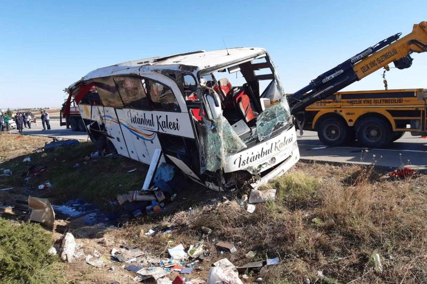 Afyon'da yolcu otobüsü devrildi: 1 ölü, 40 yaralı