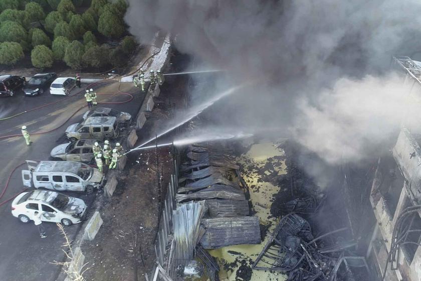 Tuzla'daki fabrika yangını söndürüldü: 2 itfaiye personeli yaralı