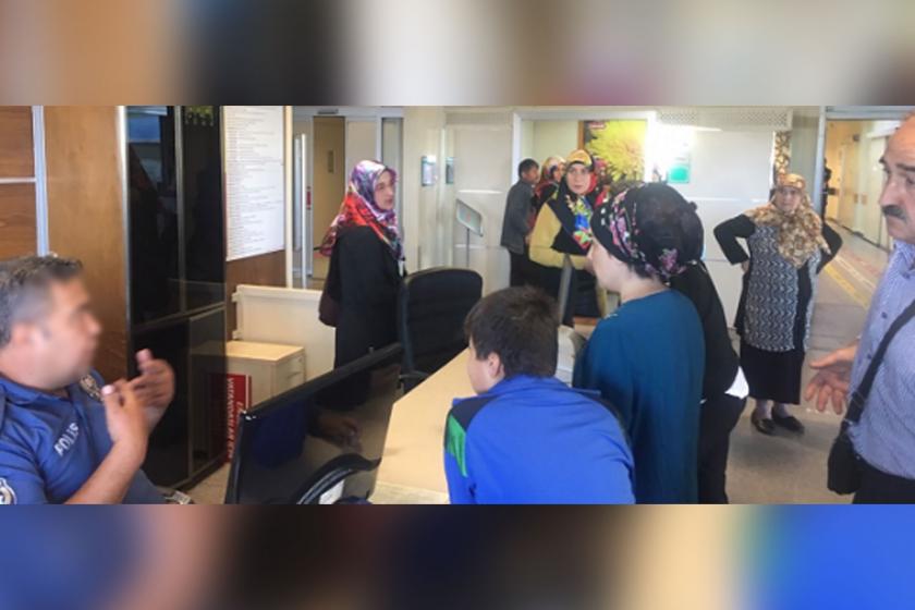 Rize Devlet Hastanesinin acil servisinde memur olmayınca hastalar dakikalarca bekledi