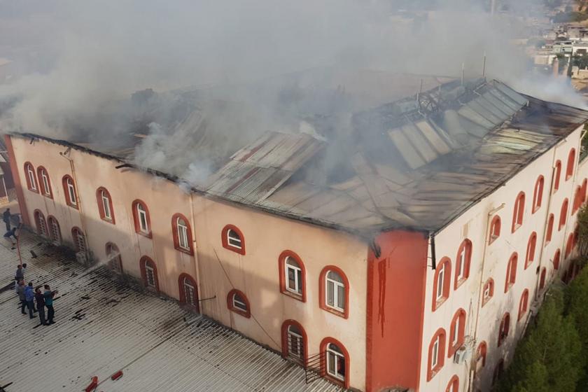 Siirt'te Kuran kursu binasında yangın: Çatı çöktü