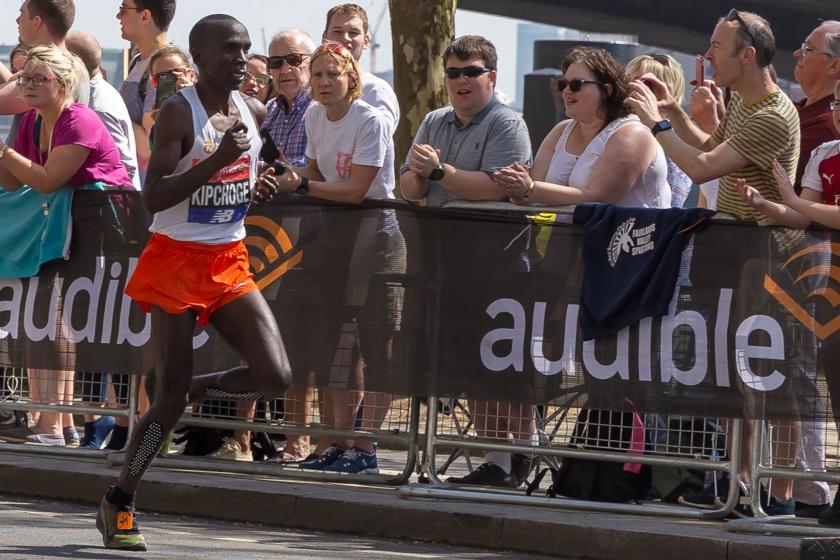 Eliud Kipchoge'dan tarihi başarı: Maratonu iki saatin altında koşan ilk insan oldu