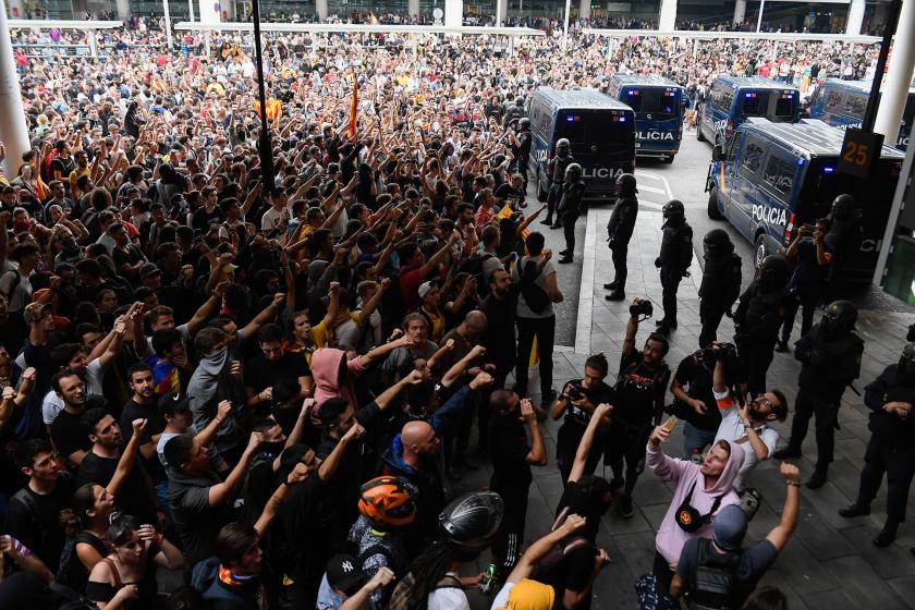 Katalan siyasetçilere verilen cezaları protesto edenlere polis müdahalesi