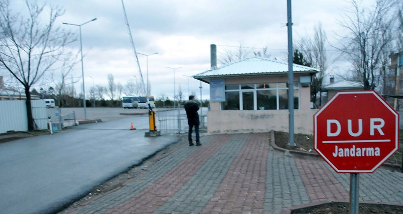 Cezaevine ziyarete gelen eşinin boğazını kesip öldürdü