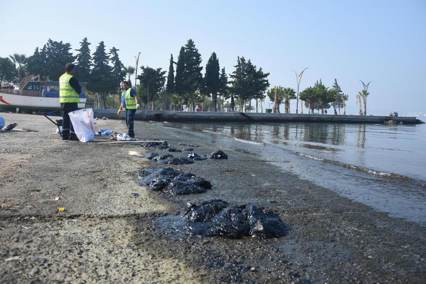 Aliağa’da petrol sızıntısı, sahilde kirliliğe neden oldu