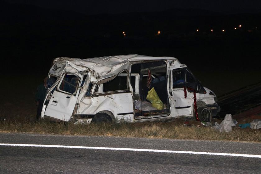 Suriyeli işçileri taşıyan minibüs kaza yaptı: 4'ü ağır, 14 yaralı