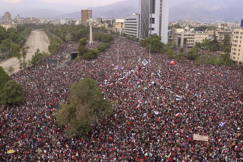 Protestoların sürdüğü Şili'de 8 bakan görevden alındı