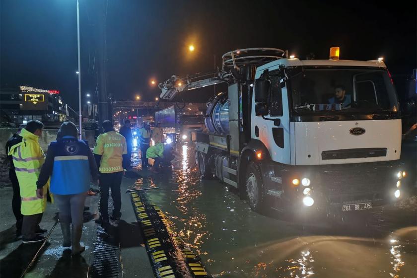 Trabzon'da şiddetli sağanak nedeniyle ev ve iş yerlerini su bastı