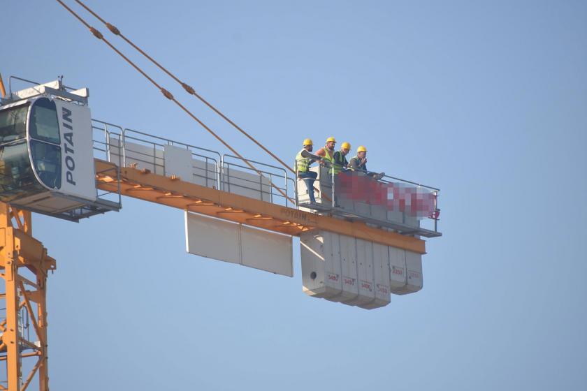 İzmir'de ödenmeyen ücretleri için vince çıkan işçiler gözaltına alındı