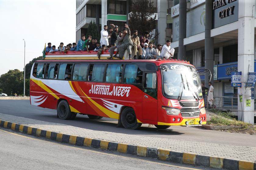 Pakistan'da iktidar karşıtı protesto için İslamabad'a doğru yola çıkıldı