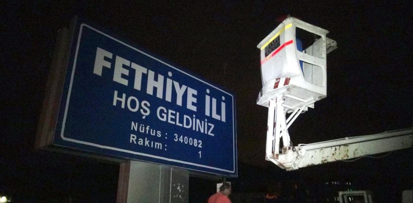 Jandarma, Fethiye'de 'temsili il' tabelalarını indirdi