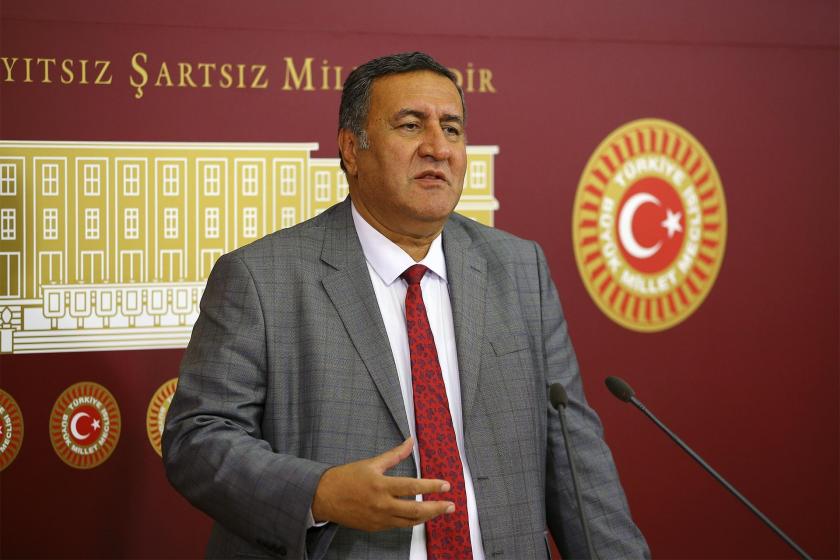 CHP Milletvekili Ömer Fethi Gürer TBMM'de basın toplantısı düzenlerken
