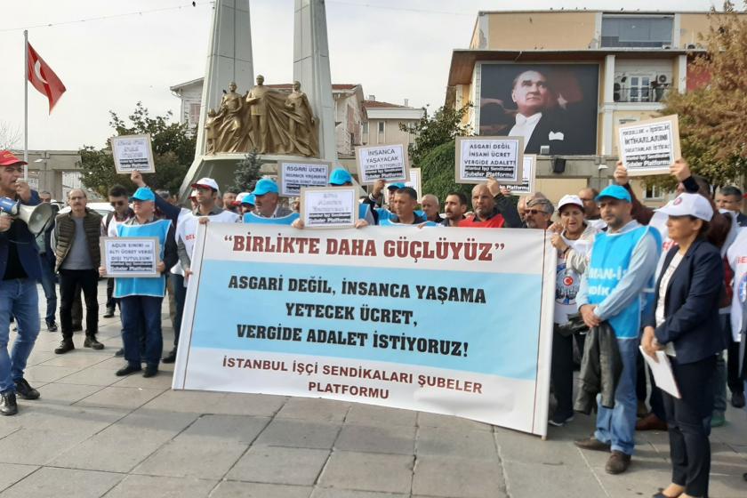 İstanbul İşçi Sendikaları platformundan işçiler pankart ve dövizler taşıyor.