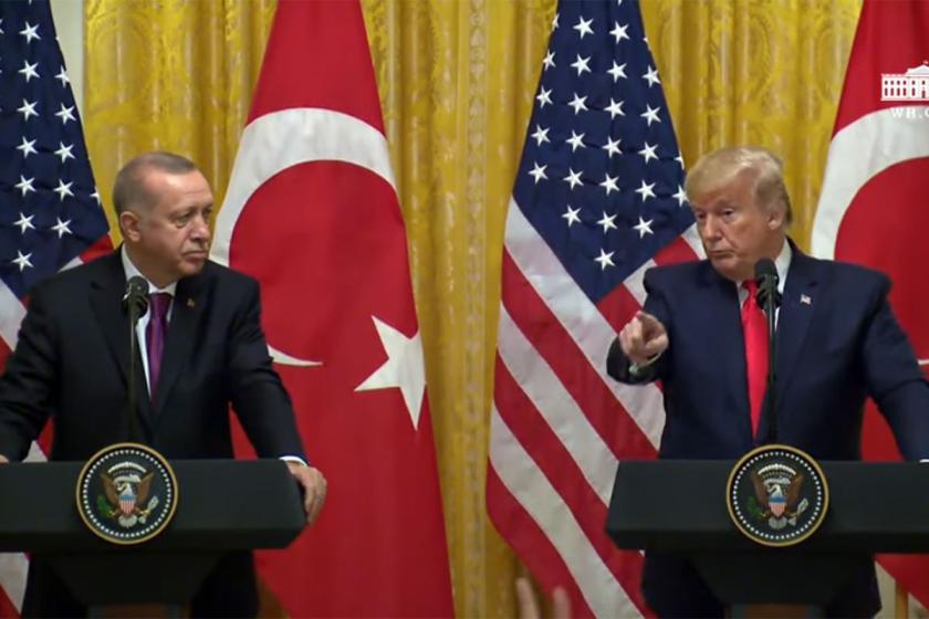 Solda Tayyip Erdoğan, sağda Donald Trump. Trump, Gazeteci Hilal Kaplan'ı işaret ediyor. 