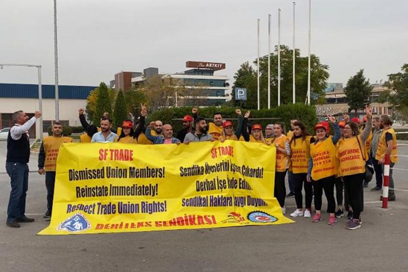 Direnişlerini sürdüren SF Tekstil işçilerine destek ziyareti esnasında çekilmiş bir fotoğraf