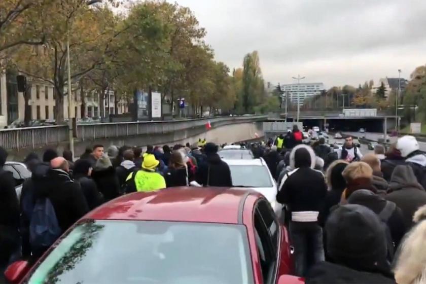 Paris sokaklarında toplanan sarı yelekliler