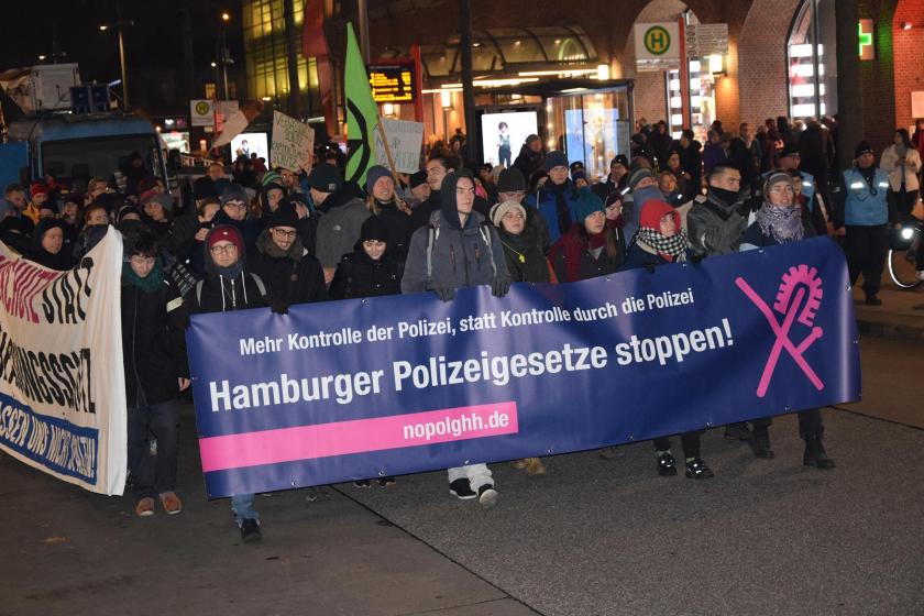 Polis yasasını protesto eden pankart ve dövizlerle eylem yapan insanlar