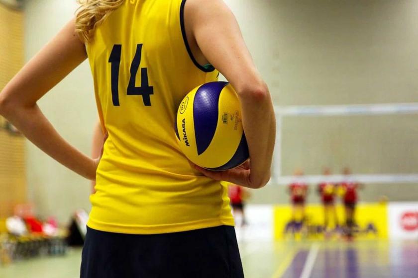 Elinde top tutan kadın voleybolcu