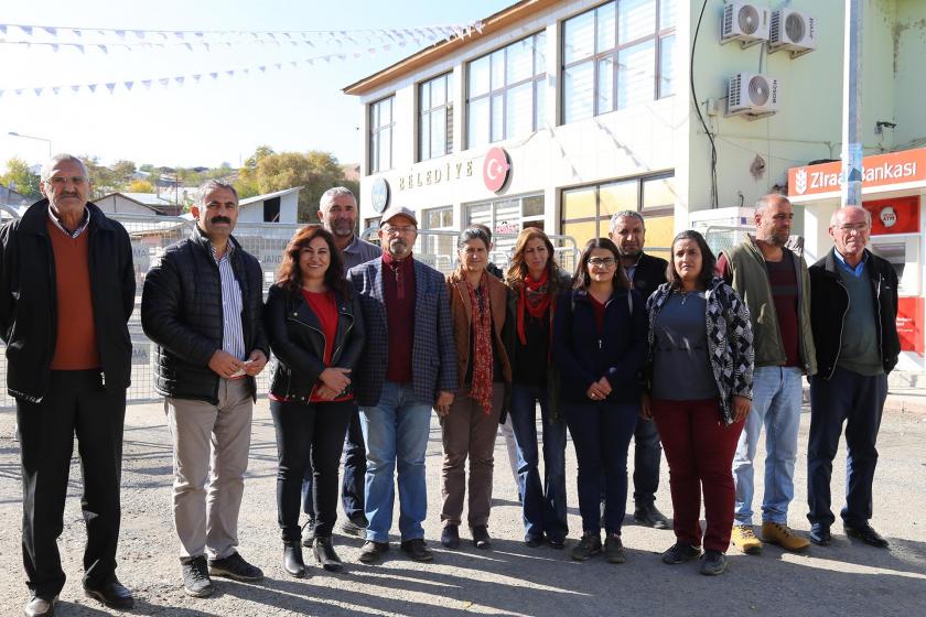 Dersim Akpazar Belediye binası önünde yapılan kayyum protestosu esnasında çekilen bir fotoğraf