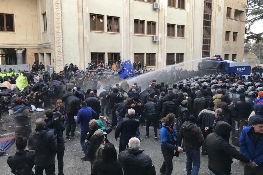 Gürcistan polisi, halka tazyikli su sıktı