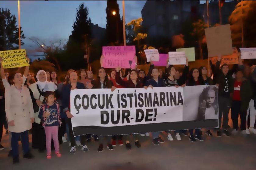 'Çocuk istismarına dur de' pankartı ile yürüyen kadın ve çocuklar