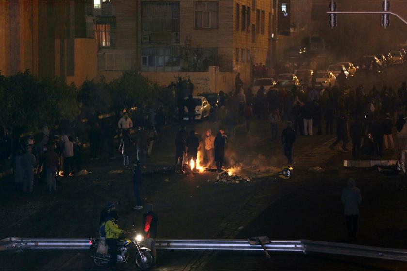 Akaryakıt zamlarını protesto etmek için yol kapatan İranlılar